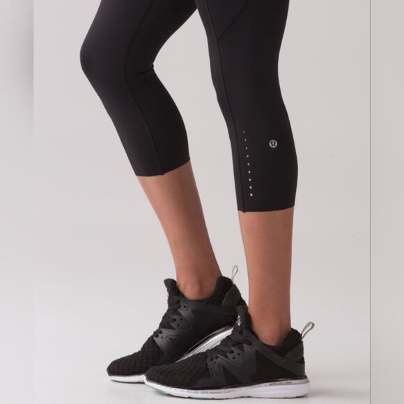 Lululemon Fast Free Crop (19 )Black size 6 in EUC - Picture 3 of 10